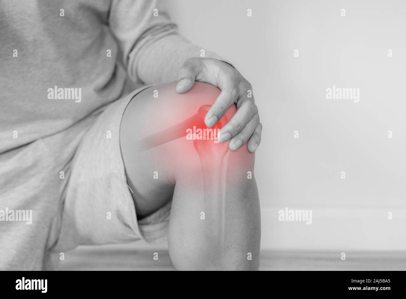 Gelenkschmerzen, Arthritis und Sehne Probleme. Ein Mann nee bei geschäftskritischen Punkt berühren. Stockfoto