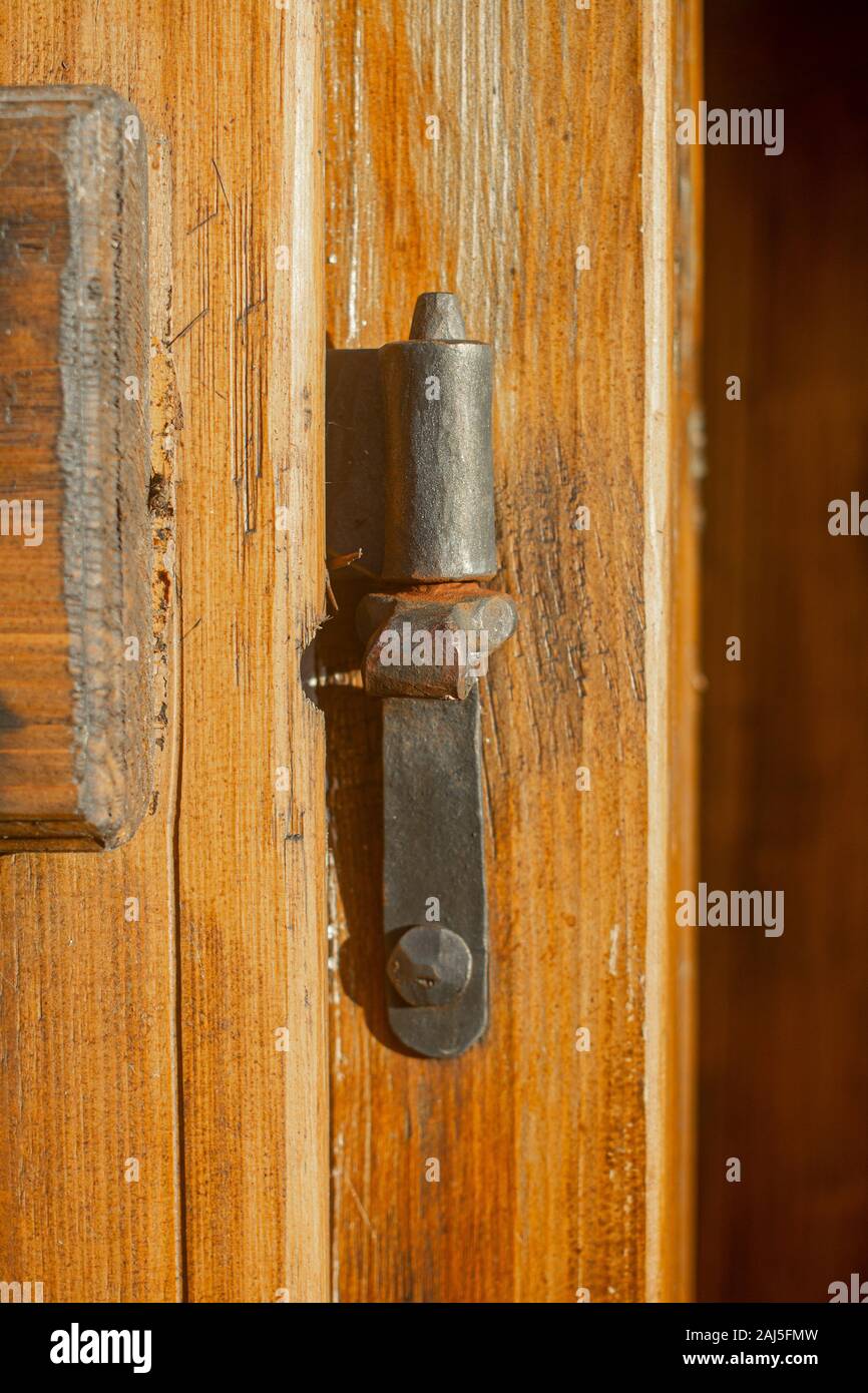 Alte Holzbarntür mit altem Schloss Stockfoto