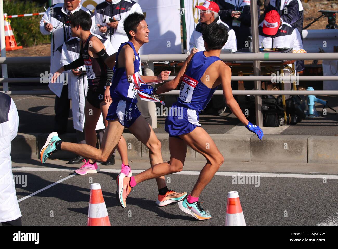 Kanagawa, Japan. 3 Jan, 2020. (L und R) Ryutaro Kobatake, Yuma Nishizawa () Leichtathletik: Die 96th Hakone Ekiden, Tokyo-Hakone Round-Trip College Ekiden Rasse, Hiratsuka Relais in Kanagawa, Japan. Credit: YUTAKA/LBA SPORT/Alamy leben Nachrichten Stockfoto