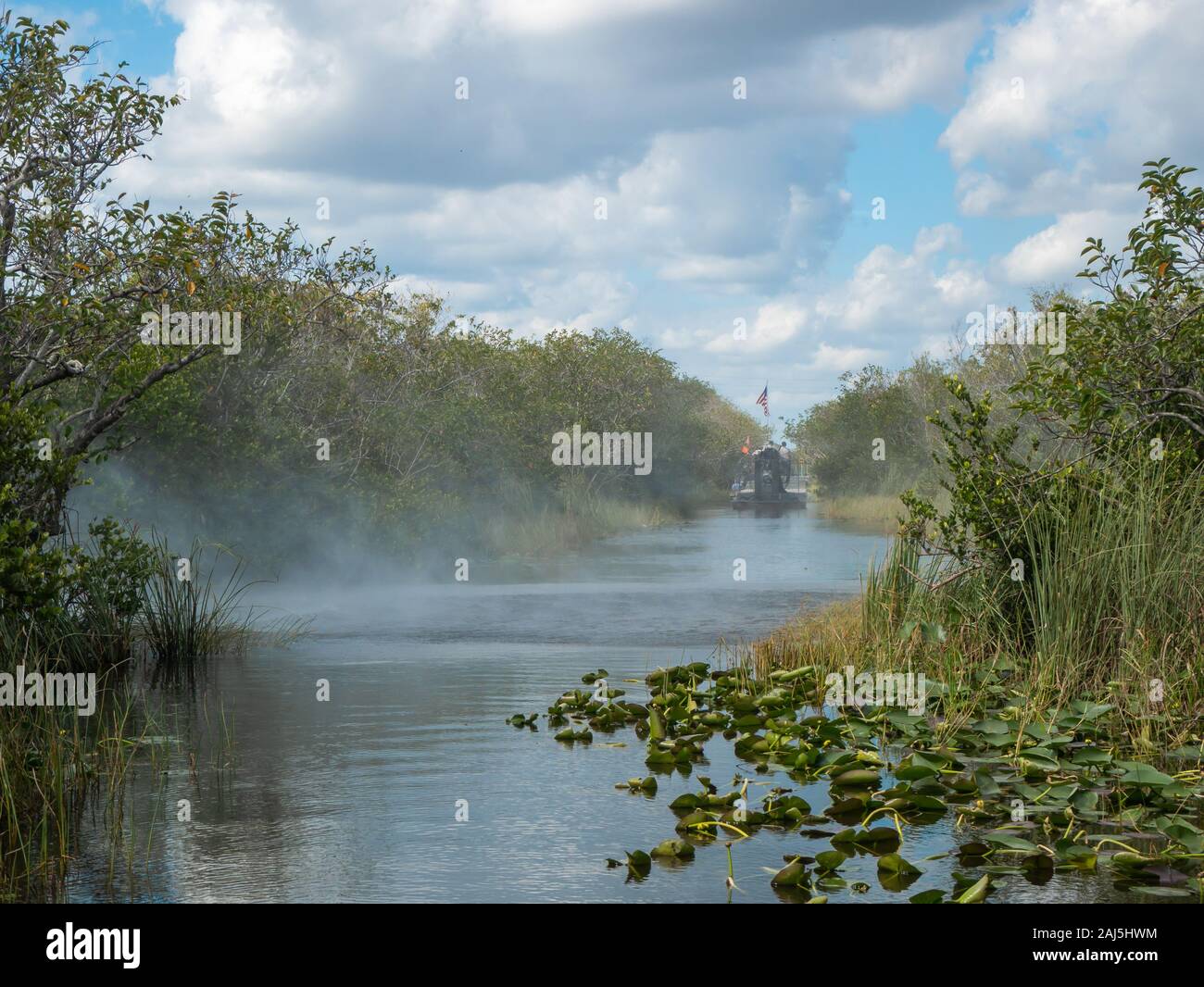 Air Boot Abgas- und Aufwachen mit einem anderen Air Boot im Kanal der Everglades National Park, Florida Stockfoto