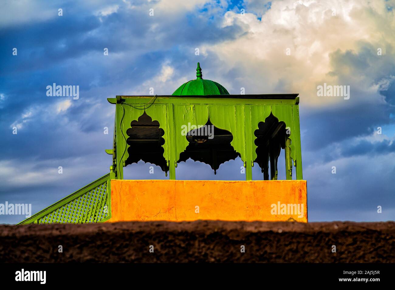 Marokkanisches Dach mit dekorativer Kuppelform gegen den blauen Himmel. Stockfoto