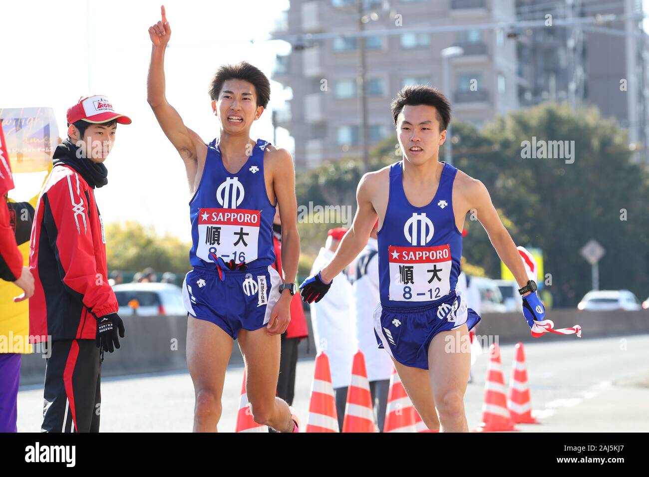Kanagawa, Japan. 3 Jan, 2020. (L - R) Yuma Nishizawa, Ryoya Takabayashi () Ekiden: Die 96th Hakone Ekiden Rennen Totsuka Relais in Kanagawa, Japan. Credit: yohei Osada/LBA SPORT/Alamy leben Nachrichten Stockfoto