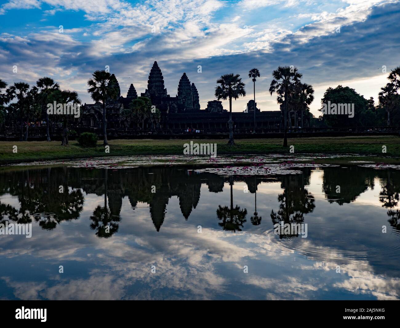 Einen spektakulären Sonnenaufgang über das Weltkulturerbe Angkor Wat, Kambodscha Stockfoto