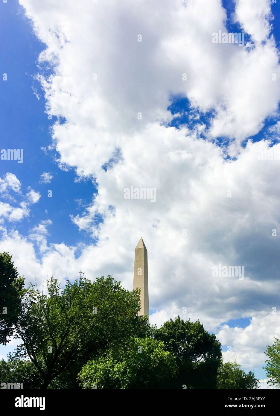 George Washington Memorial Denkmal über CLOUDSCAPE. Stockfoto