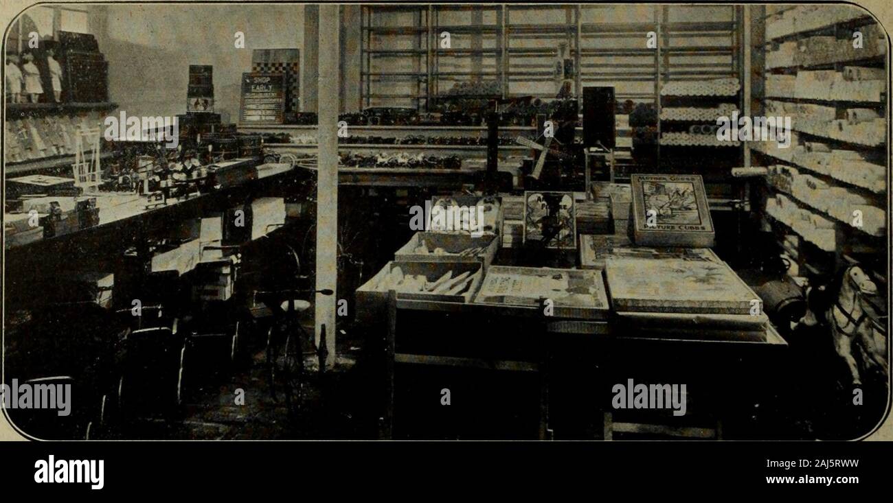 Hardware merchandising September-dezember 1919. In der obigen Anzeige Neben e auffällige Farben im Hintergrund, Sonnenuntergang, schneebedeckten Bäumen, Brücke andwater, Aktion wurde durch t er Windmühle in Betrieb gesichert, auch Santa Claus in der Ferne mit reindeerand geladen Schlitten. Dies ist eine Idee, mit einem Motor propellor arbeitete und zog viel Aufmerksamkeit. 50 HARDWARE- UND METALL 13. Dezember 1919. In diesem Spielzeug Abteilung gibt es viel Licht und viel Platz. Hinweis Das Display Tabellen. Diese immer helpsales und die Zeit der Verkäufer speichern. Beachten Sie die Anordnung der Tapeten und Stockfoto