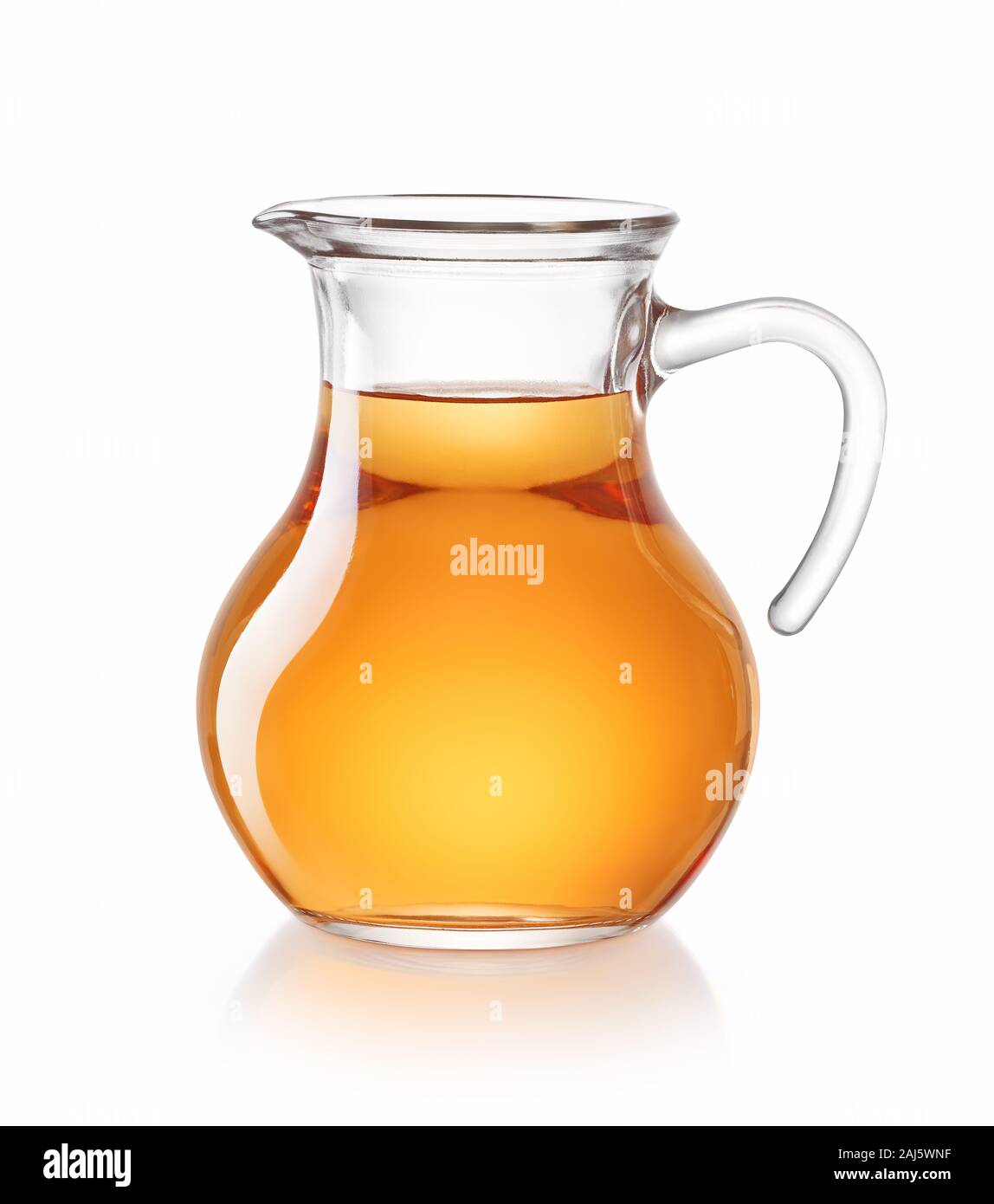Apfelsaft in einer Krug auf weißem Hintergrund- clipping path enthalten Stockfoto