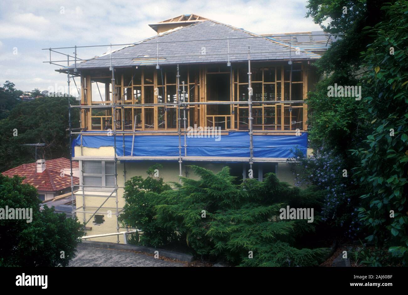 SUBURBAN SYDNEY HOME MIT EINER ZWEITEN GESCHICHTE Erweiterung hinzugefügt. Stockfoto