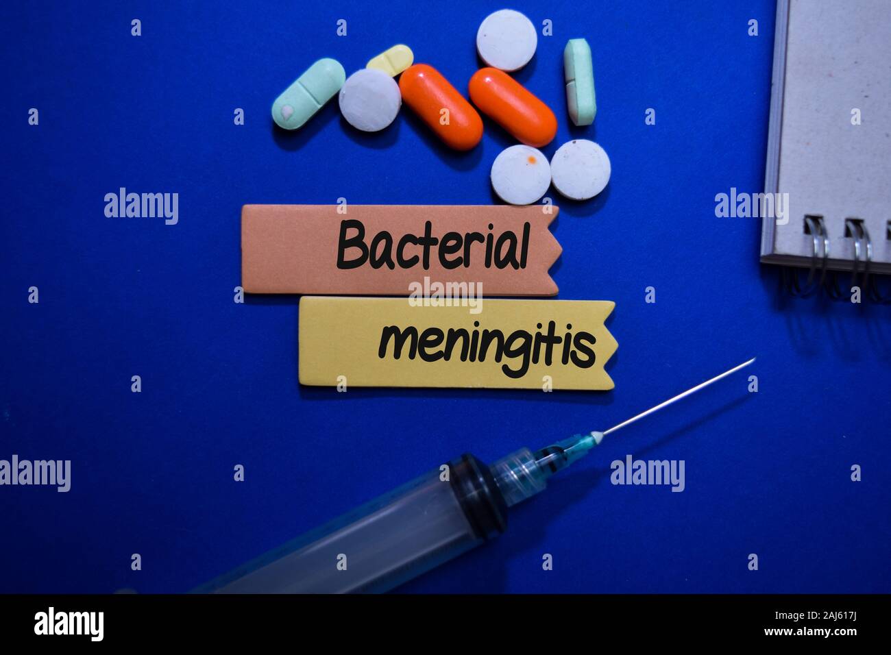 Bakterielle Meningitis schreibt am Haftnotiz auf Büro Schreibtisch isoliert. Healthcare oder medizinisches Konzept Stockfoto