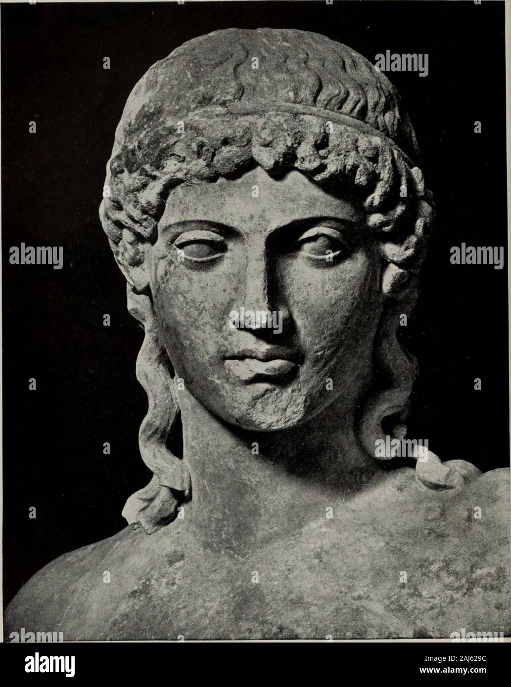 Sechs griechischen Bildhauer. APOLLO, IM MUSEO DELLE TERMEAT ROM S. 114 Platte XXXI. Kopf des APOLLO, IX das Museo delle Terme IN ROM Tojacep. 115? PHIDIAS 115 zeigt eine charmante Abbildung des jugendlichen Gott, in poseand Proportionen sehr wie die Abbildungen von der Parthe - nicht Frieze. Das Haar und Gesicht auch für theirmore sorgfältige Ausführung, zeigen dieselben Affinitäten. Vomtyp ist eine erweiterte Beispiel, dass wir in theChoiseul Gouffier Apollo und die iacchus des BritishMuseum sehen, aber leichter und anmutig. Es hat beensuggested, die wir hier sehen, ist ein frühes Werk ofPhidias; und ich Stockfoto