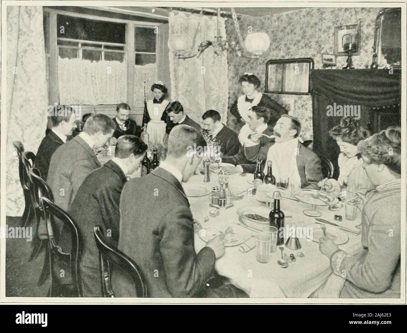 Leben London; seine Arbeit und seine spielen, sein Humor und Pathos, seine Sehenswürdigkeiten und seine Szenen;. des British Empire. 31 -. IN EINER PENSION: Dl. NNEK. Von LONDON MIETSHAUS IN LONDON MANSION. Von S. F. WILLIAM RYAN. Die Millionen von diesem grossen, entwöhnen, oxer - gewachsen sind geschützt durch aboutseven hundert tausend Häuser; und diese sind einige eritable Paläste, Tempel von Luxus und Schönheit, und viele, viele mehr gemeiner als die Hütten der ärmsten Landschaft. Lassen Sie uns einmal in diese wildernessof Leben eintauchen, East London und in die ärmsten Straßen Eineder, acquai Stockfoto