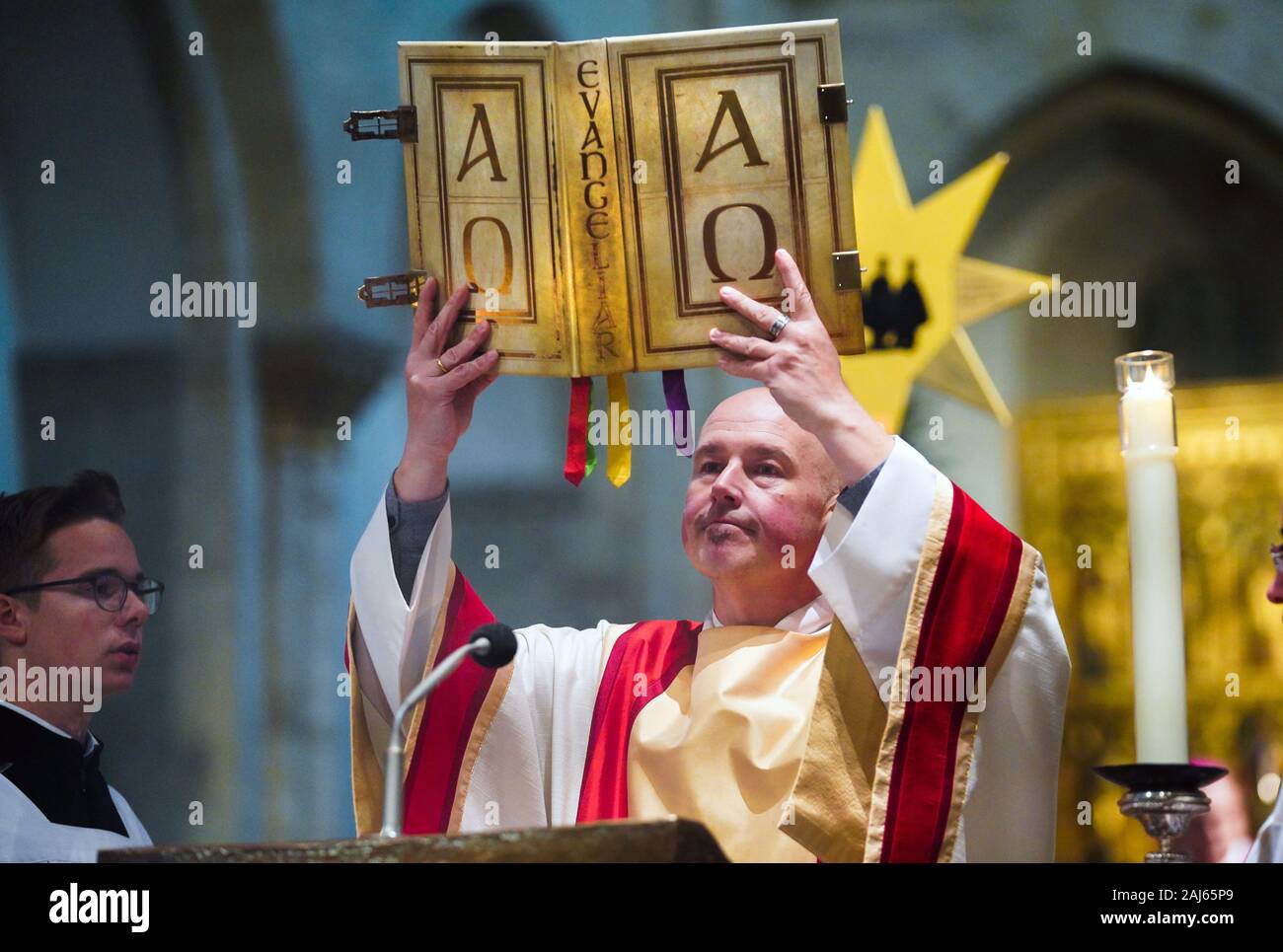 Priester bibel -Fotos und -Bildmaterial in hoher Auflösung – Alamy