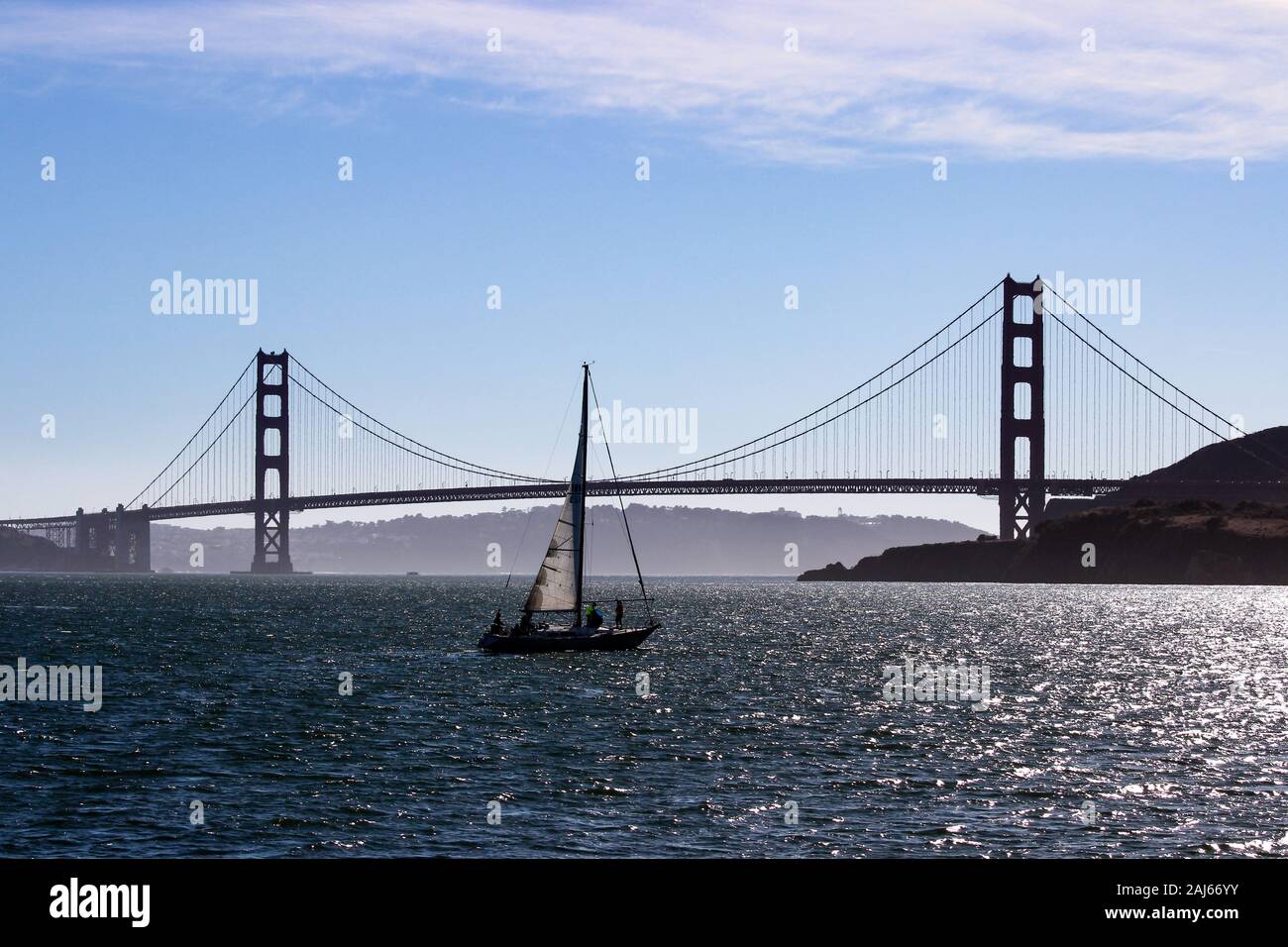 Segelboot Silhouette in der Bucht von San Francisco gegen Golden Gate Bridge in Kalifornien, Vereinigte Staaten von Amerika Stockfoto