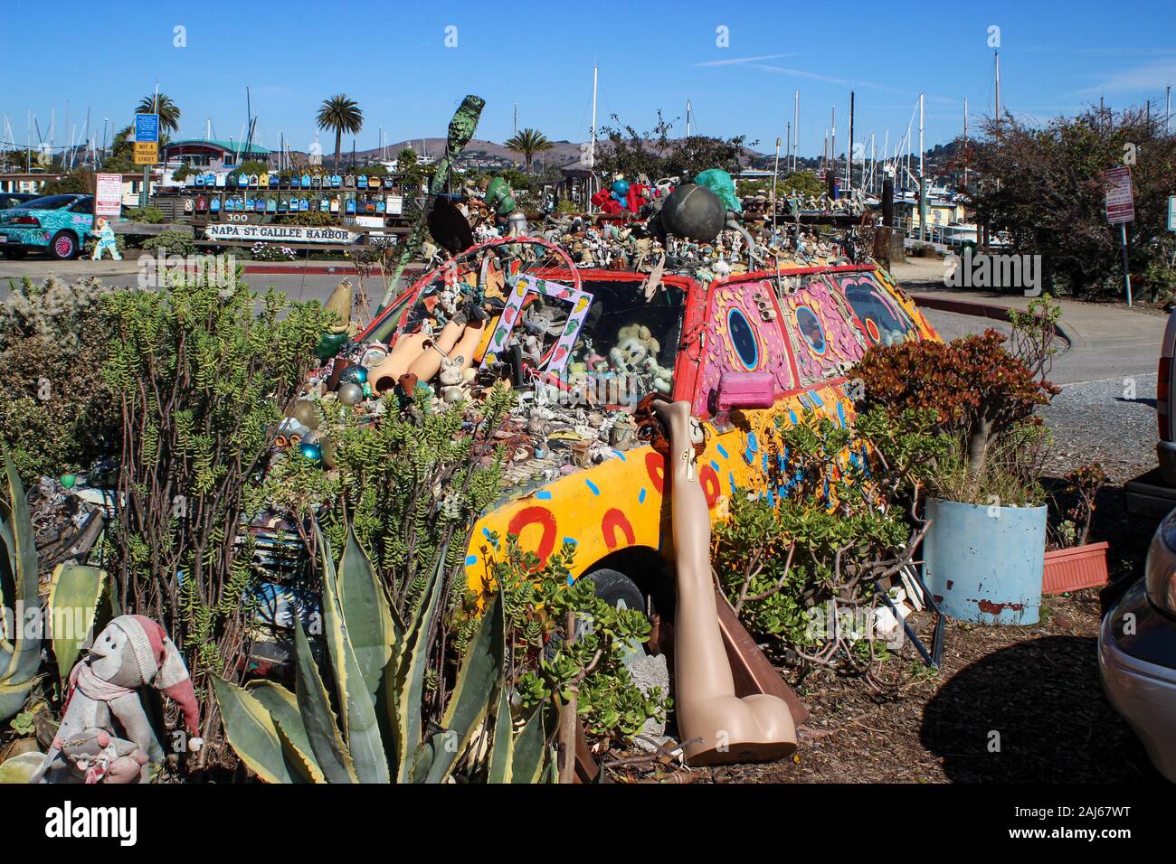 Zeitgenössische Kunst vor Napa St. Galiläa Hafen böhmischen Hausboot Gemeinschaft in Sausalito, Kalifornien, Vereinigte Staaten von Amerika Stockfoto