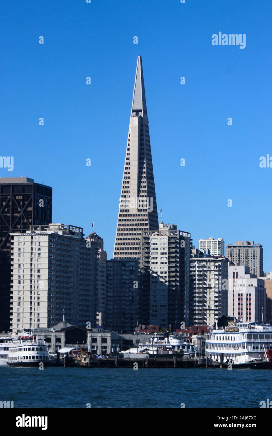 Transamerica Pyramid und Bankenviertel gesehen vom Meer in San Francisco, Vereinigte Staaten von Amerika Stockfoto