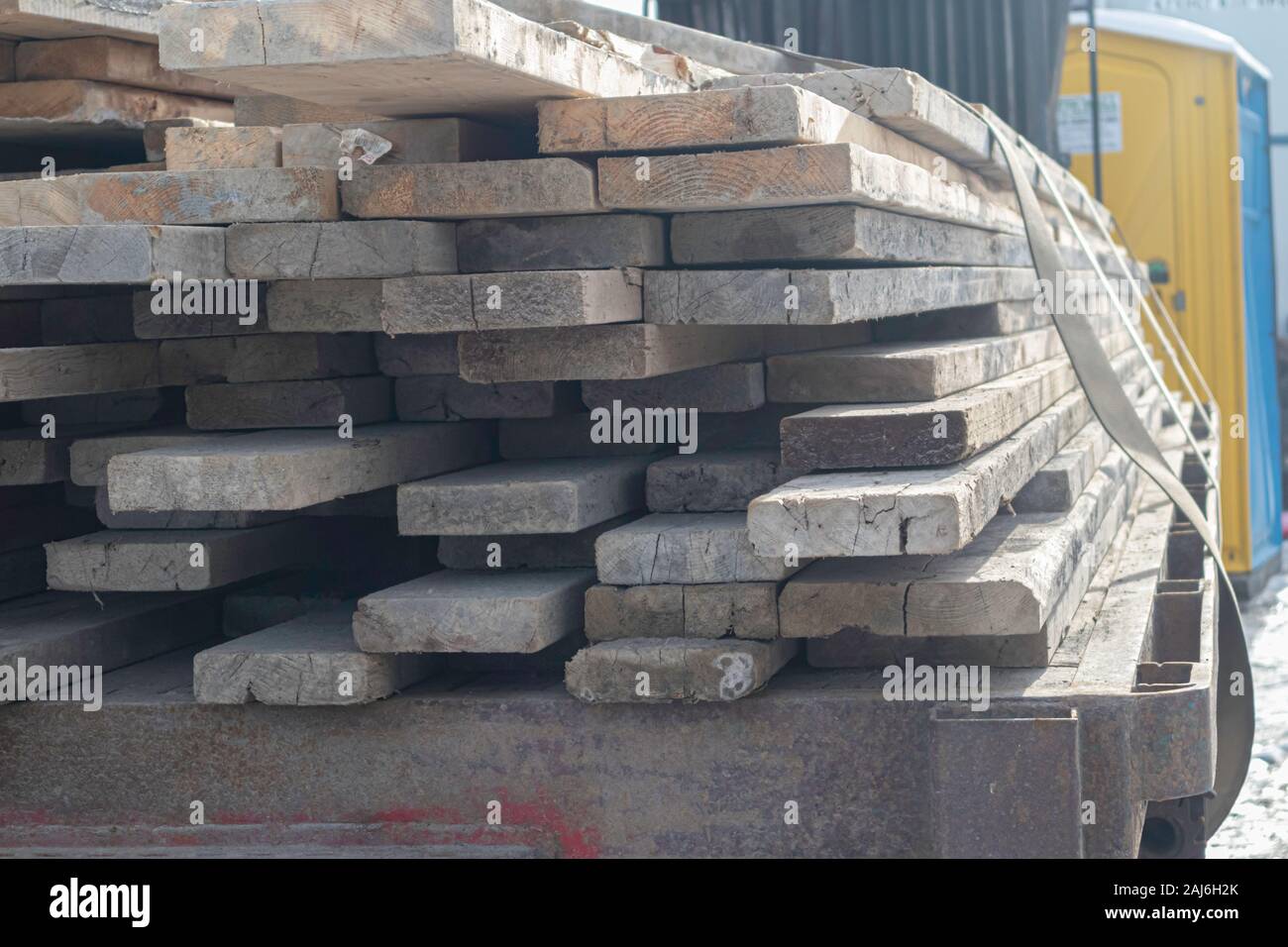 Stapel von Holz auf Anhänger für Bau Standort verwendet werden Stockfoto