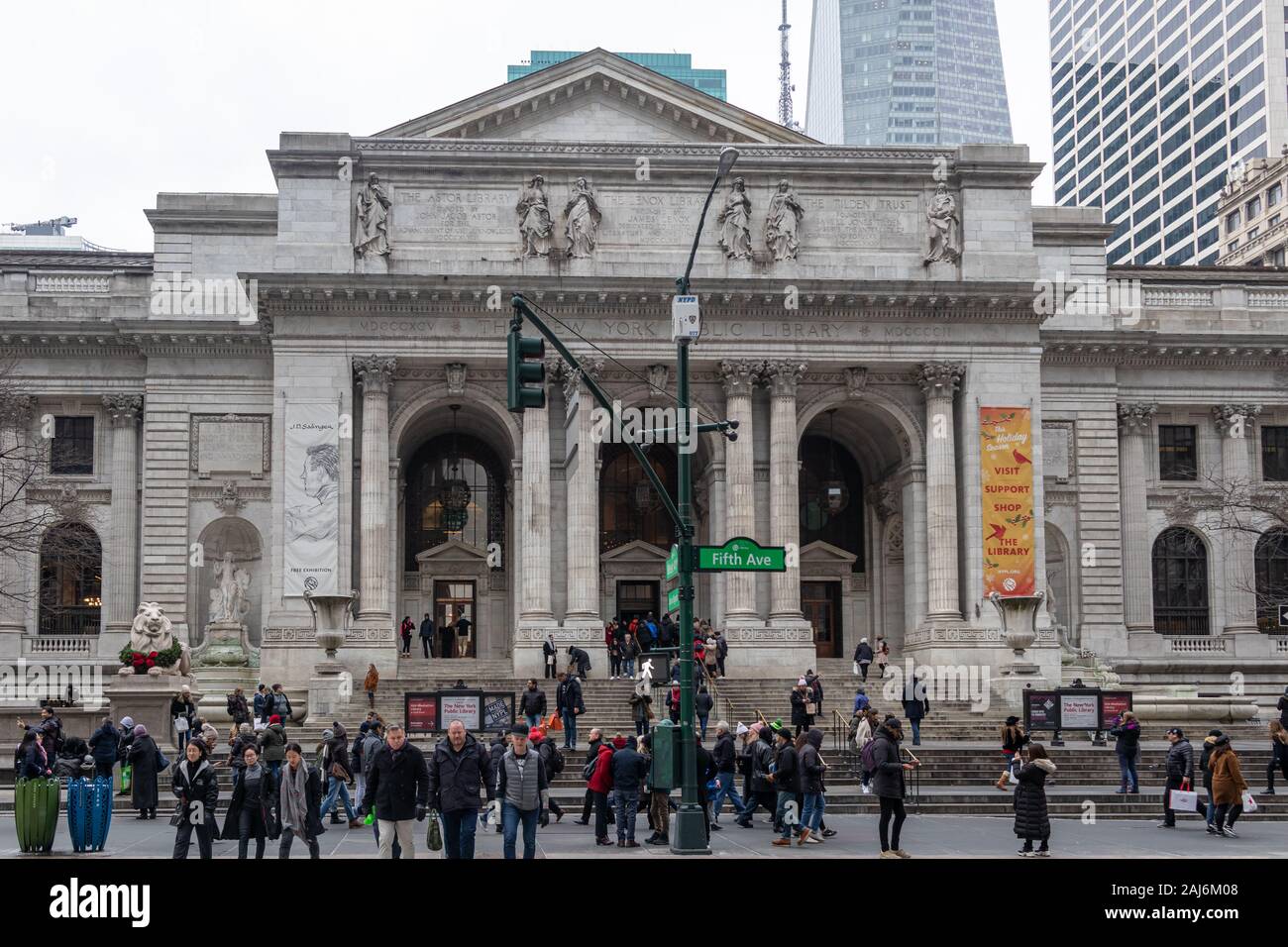 Die New York Public Library bietet einen Blick auf das Tageslicht und die Menschen auf der Straße davor Stockfoto