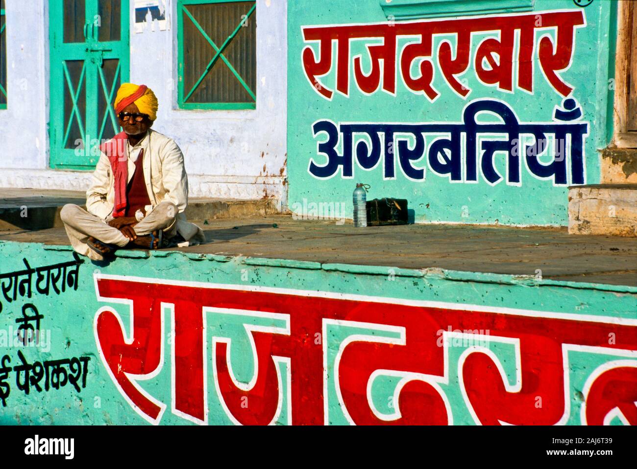 Friseur bietet, seine Fähigkeiten in den Gassen von Pushkar Stockfoto