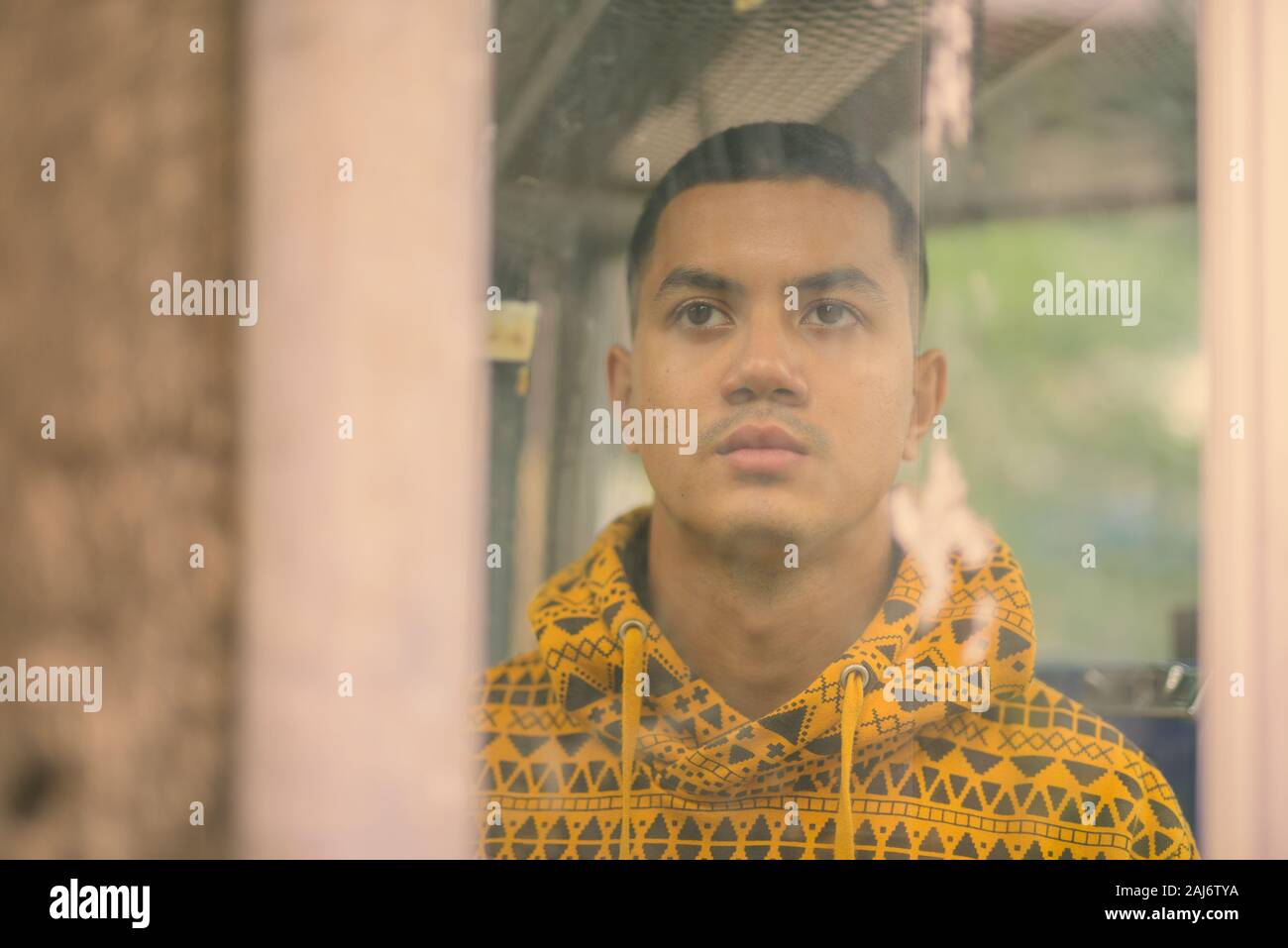 Porträt der jungen multi-ethnischen asiatischer Mann in den Straßen im Außenbereich Stockfoto