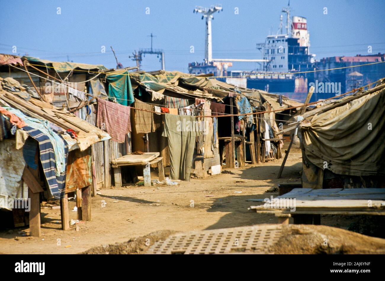 Alang ist die größte shipbreaking Ort auf Erden. Arbeitskräfte aus den armen Regionen in Indien arbeiten unter schrecklichen Bedingungen. Stockfoto