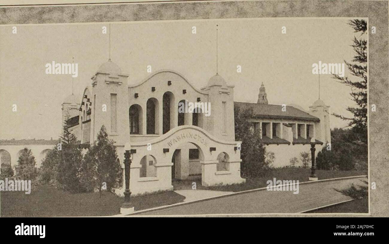 Die offiziellen Führer der Panama-California Exposition San Diego 1915. wird durch die folo Brücke, (Brücke des langen Lebens). Die japanische Idee ist, dass er in der Lage ist, die thefolo Brücke ohne Rutschen auf seinen Wohlgeformten - gekrümmte Fläche zu überqueren des langen Lebens gewährleistet ist. Auch die shachi Fisch, bildet eines der Ornamente der Dach ist asymbol Glück als die fabelhafte shachi Fisch sollte alldevils zu verschlingen. Die folo Vogel über dem Haupteingang*s ein Symbol der Unsterblichkeit. Die japanischen Gärten mit den schönen botanischen Gärten in der Mitte ofwhich ist einer der größten Latte Stockfoto