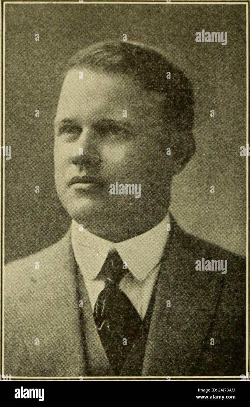 Beamte von Massachusetts. WHITTALL, Matthew J.. Worcester, Gouverneure Rat, 7. Bezirk, Republikaner Geboren: Kidderminister, Ing., März 10.1847. Ausgebildet: Öffentliche Schulen. Unternehmen: Hersteller, Teppiche andRugs. Organisationen: Messe Rep Club. Wor-cester County Rep, Club, 32 d Grad Mason. Grand Lodge von A.F.&A. M., TatnuckCountry Club. Worcester Countryklub, Worcester Club. Öffentliche Ämter: Treuhänder Worcester CityHospital. Executive Council 1918, 1919,1920. 35. WILLIAMS, HARRY HERBERT, Brock - Tonne, Gouverneure Rat, im 1. Bezirk, Re-Zöllner. Geboren: North Easton, 2. Dezember 8, 1881. Edu Stockfoto