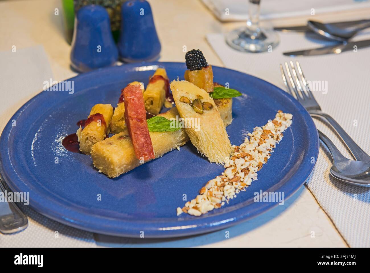 Orientalisches Gebäck und Nachtisch essen Luxus a-la-carte-Restaurant mit Sauce Stockfoto