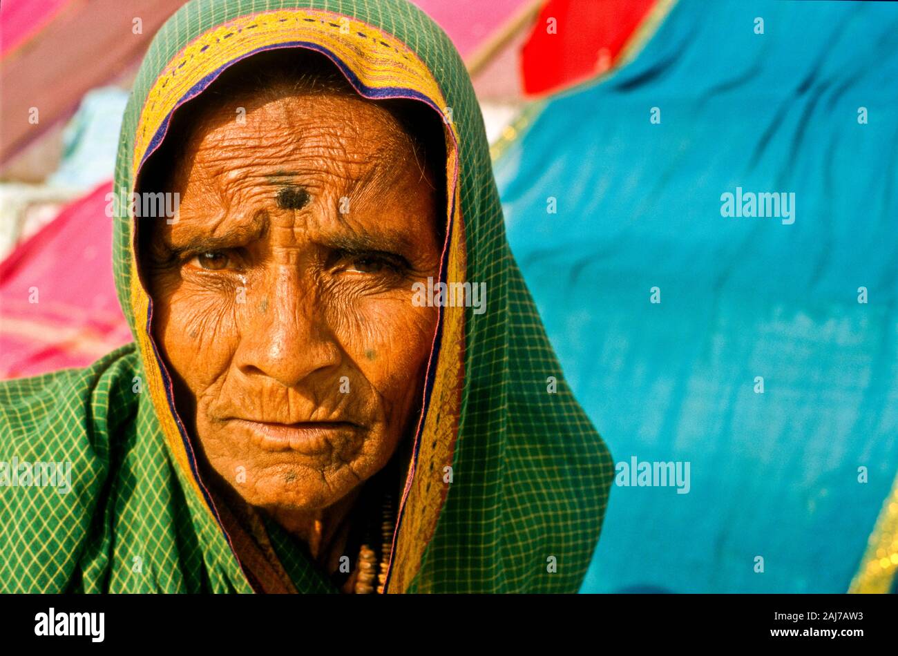 Gerade für ältere Menschen ist ein wichtiger Wallfahrtsort Varanasi - Platz Stockfoto