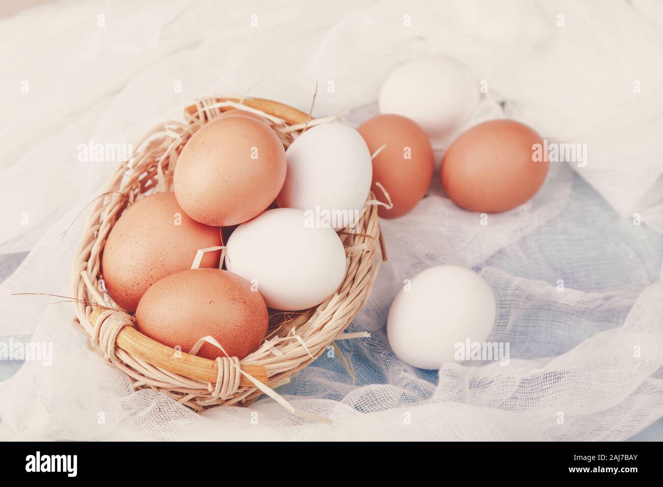 Eier in einem Korb auf den Tisch Stockfoto