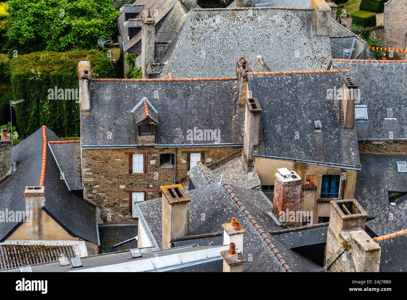 Schieferdächer in der mittelalterlichen Stadt. Josseline, Morbihan, Bretagne, Frankreich Stockfoto