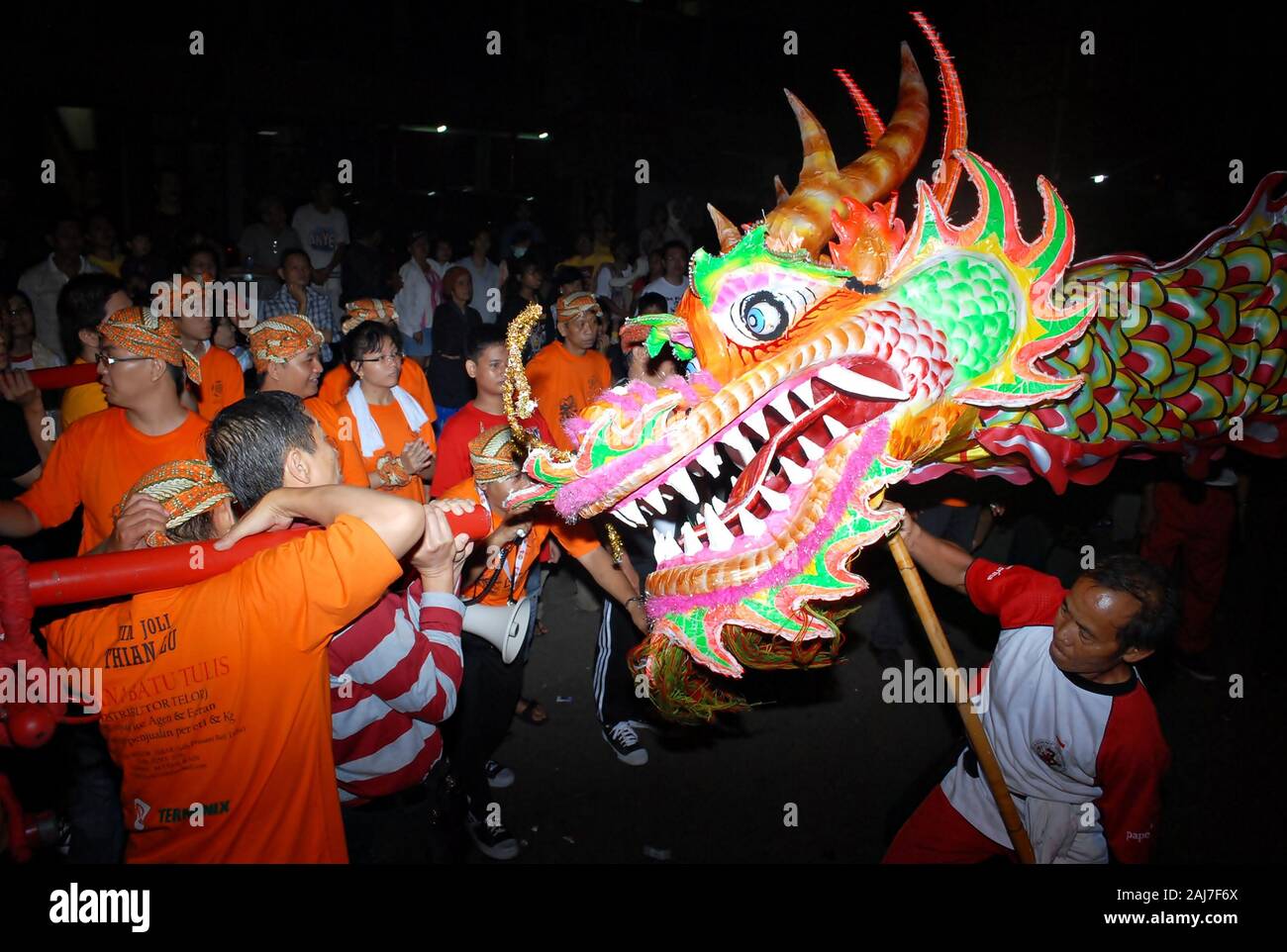 Ein Drache Marionette 'Grüße' eine Gruppe von Männern in der chinesischen Neujahrsfest Festival. Stockfoto