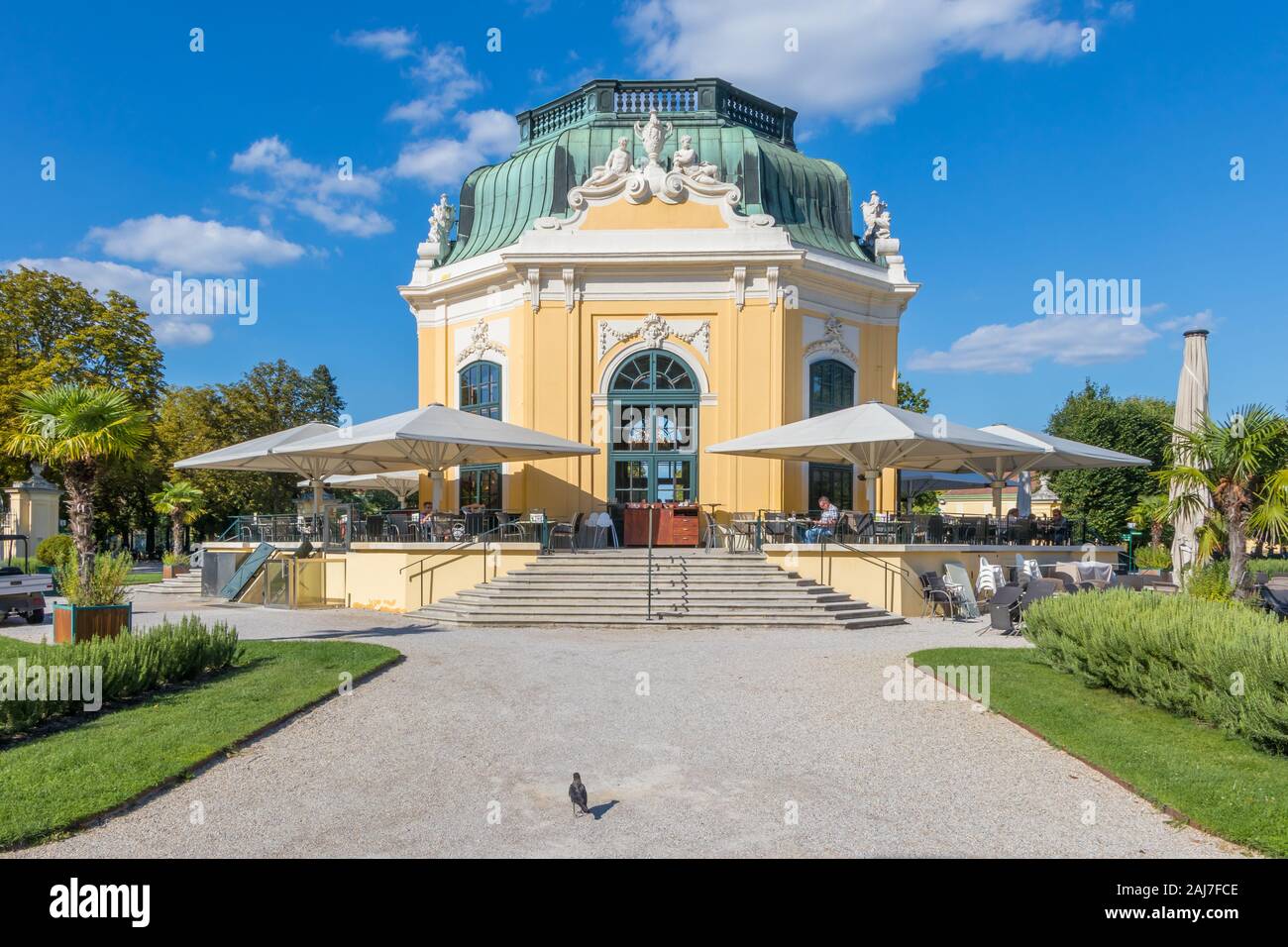 Österreich, Wien - 3. September 2019: Tiergarten Schönbrunn's Restaurant Kaiser Pavillon Restaurant Kaiserpavillon an einem sonnigen Tag in Wien, Österreich Stockfoto