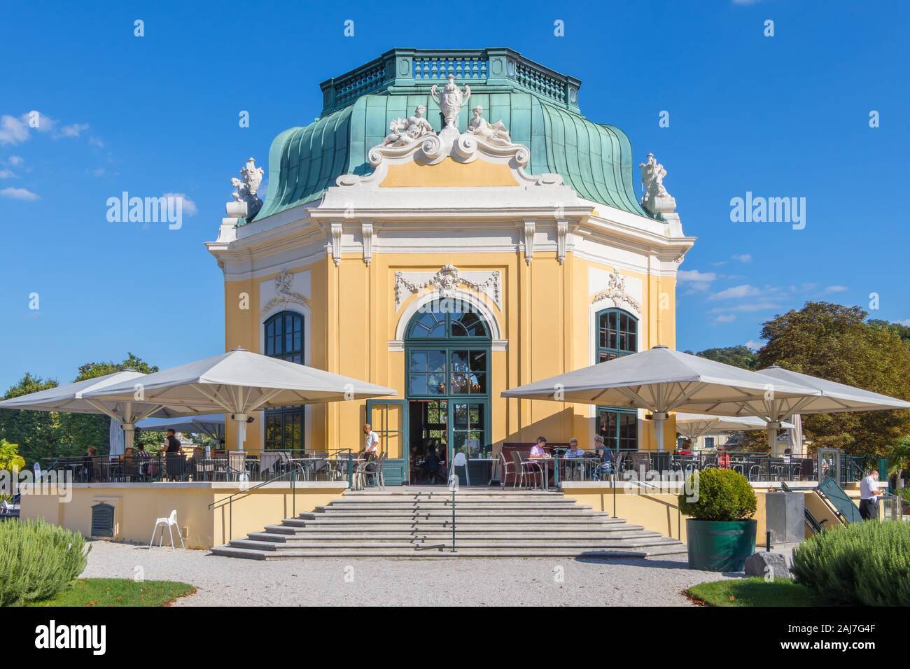 Österreich, Wien - 3. September 2019: Tiergarten Schönbrunn's Restaurant Kaiser Pavillon Restaurant Kaiserpavillon an einem sonnigen Tag in Wien, Österreich Stockfoto