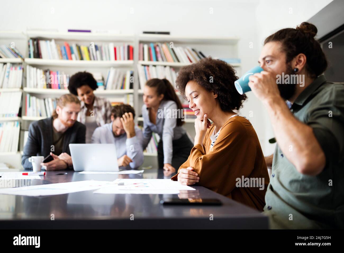 Die Zusammenarbeit und die Analyse von Geschäftsleuten arbeiten im Büro Stockfoto