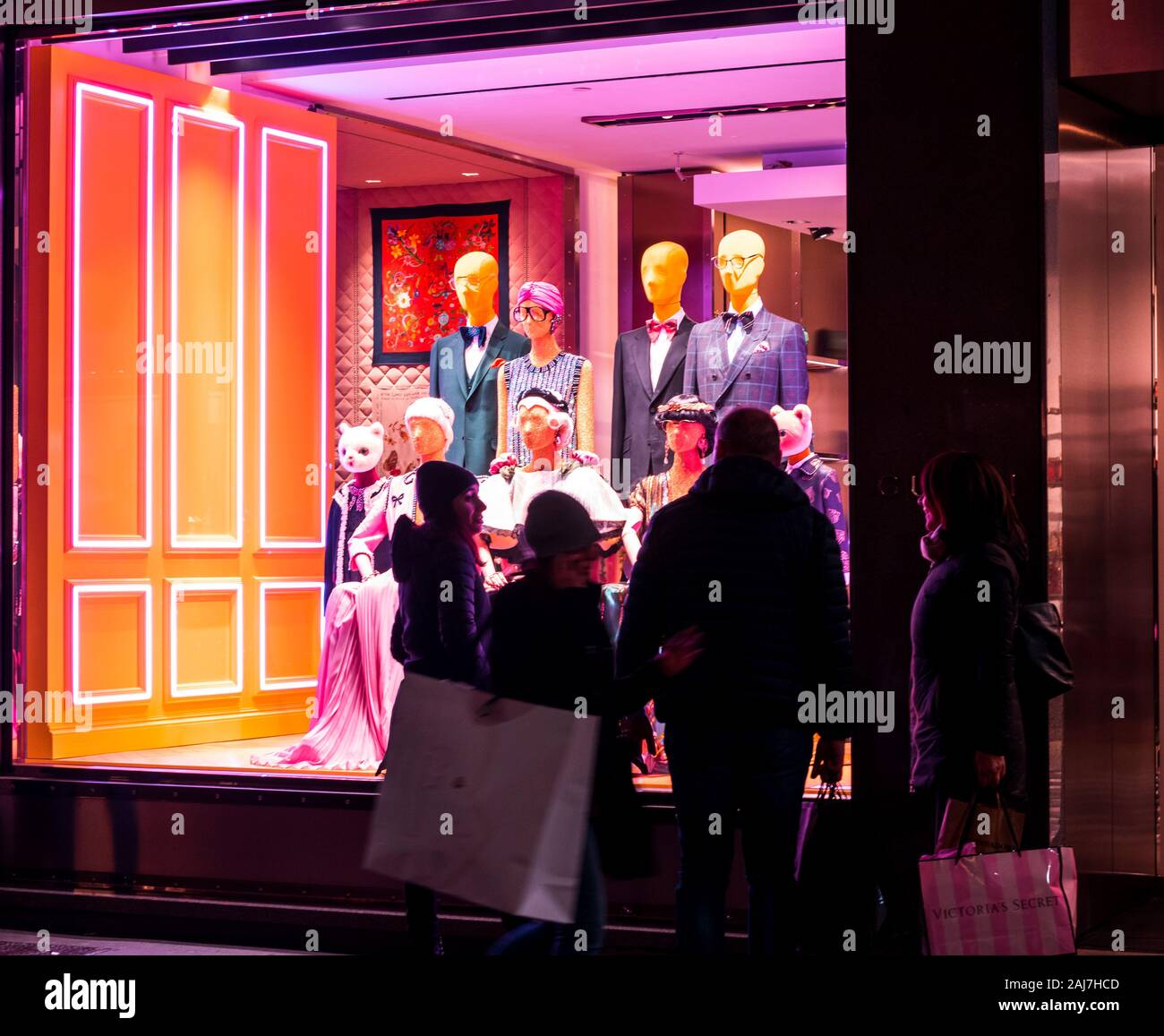 Via Monte Napoleone, Gucci Shop, wo die Leute von Mailand und Italien geht für teuer einkaufen, die Kultigsten Periode des Jahres ist Weihnachten Stockfoto