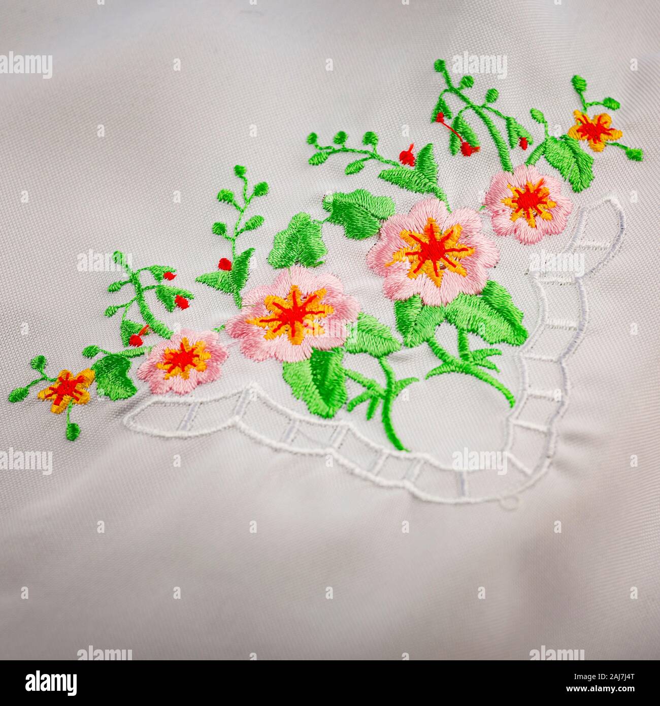Rosa bestickt, Vintage White, Spitzenabschluss, weiße Baumwolle, gehäkelte Spitze, vintage Tischdecken Stockfoto