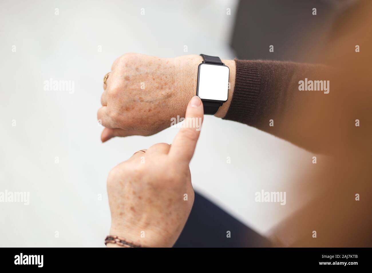 Alte Frau mit einem smartwatch an ihrem Handgelenk. Für Text platzieren. Stockfoto