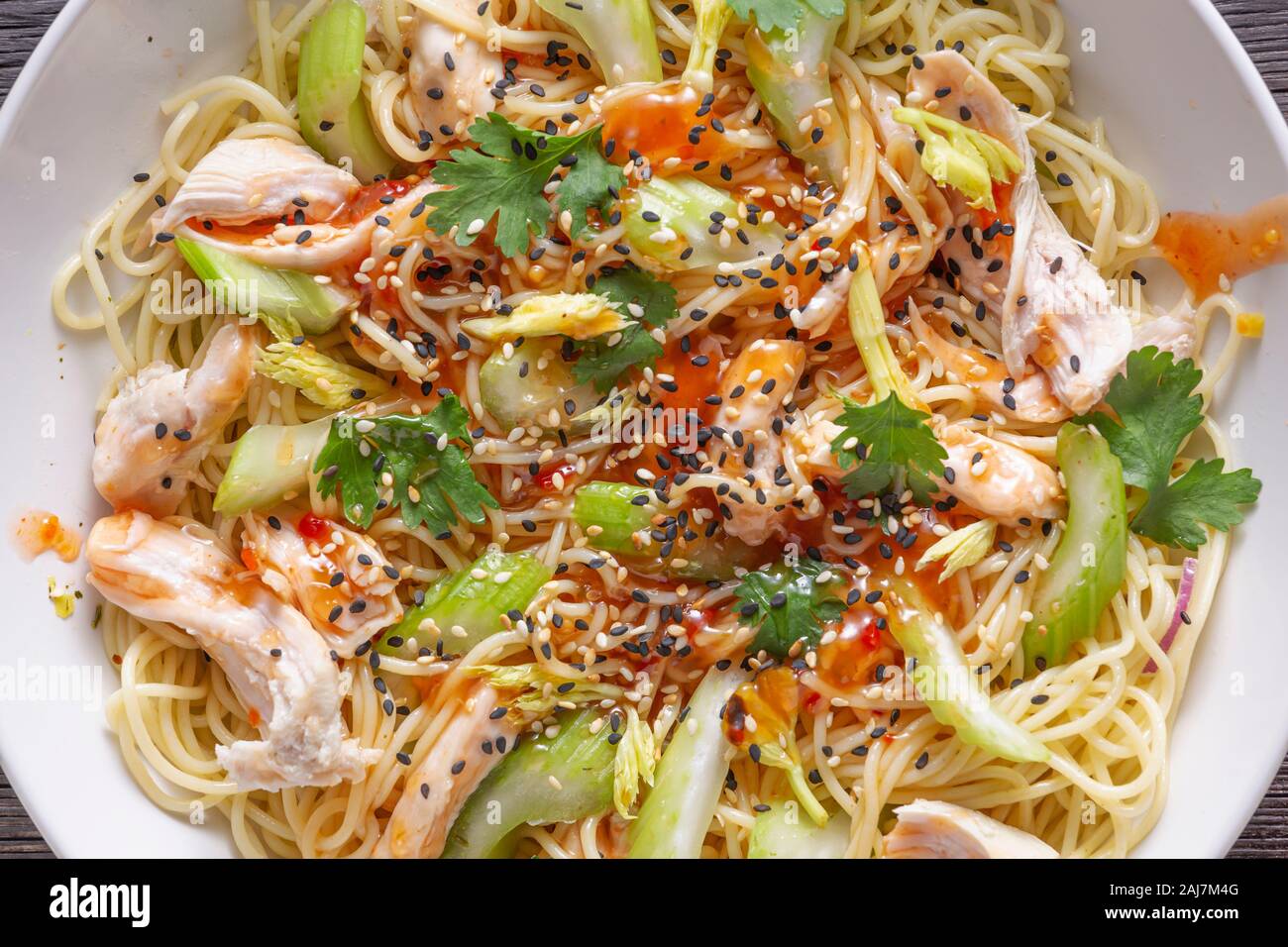 Suppe essen Suppe Suppe Sellerie Suppe mit Stäbchen Ramen Nudeln Eiernudeln Stockfoto