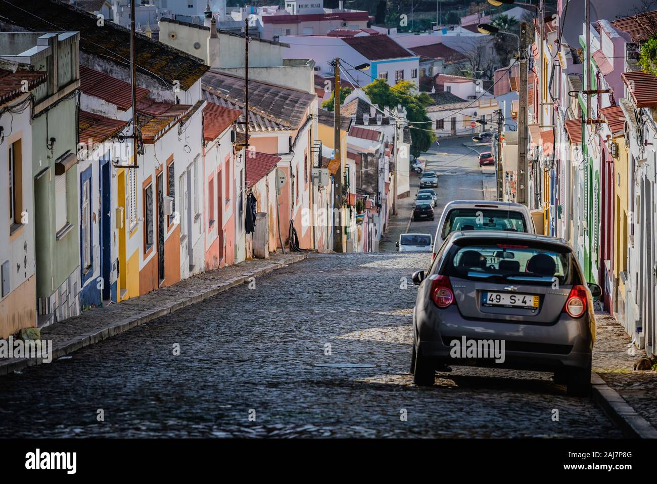 Blick hinunter auf dem Hügel auf der städtischen Straßen von Silves, einer kleinen portugiesischen Stadt der Algarve. Foto: Tony Taylor Stockfoto