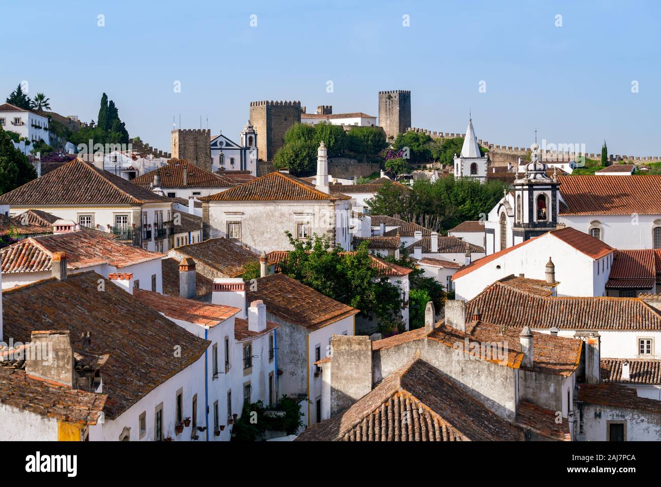 Blick über die Dächer und die alten Gassen und Häuser der portugiesischen Dorf Obidos Obidos in Richtung Schloss. Foto: Tony Taylor Stockfoto