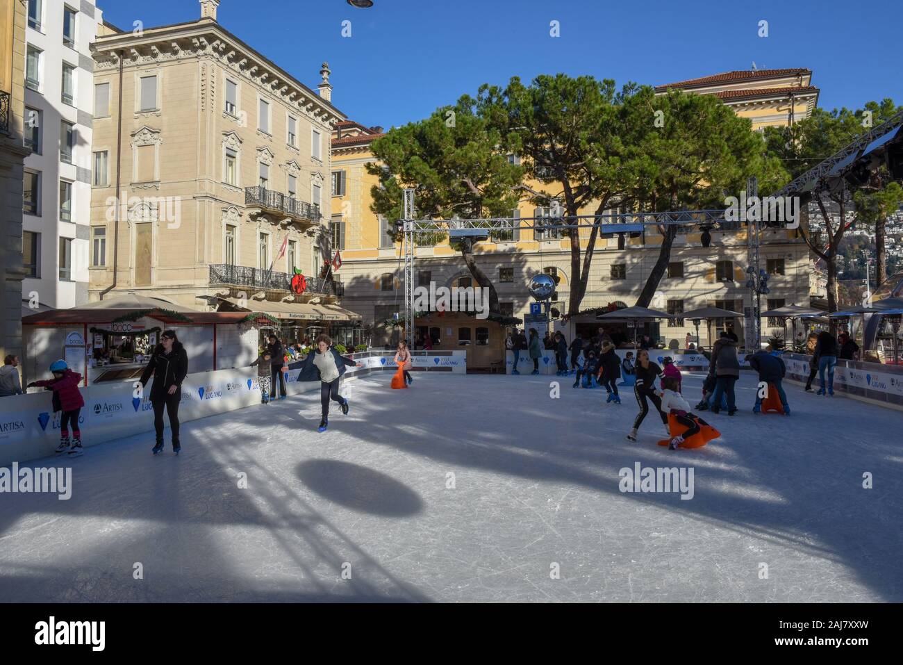 Lugano, Schweiz - 23. Dezember 2019: Menschen, die Praxis Eislaufen in Lugano in der Schweiz Stockfoto