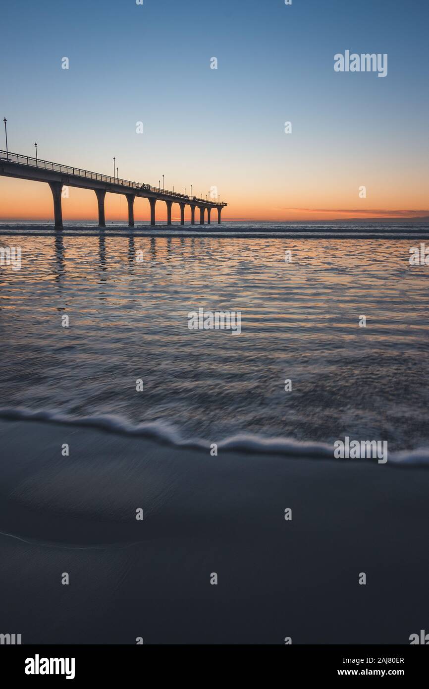 Sonnenaufgang in New Brighton Pier, Christchurch, Neuseeland Stockfoto