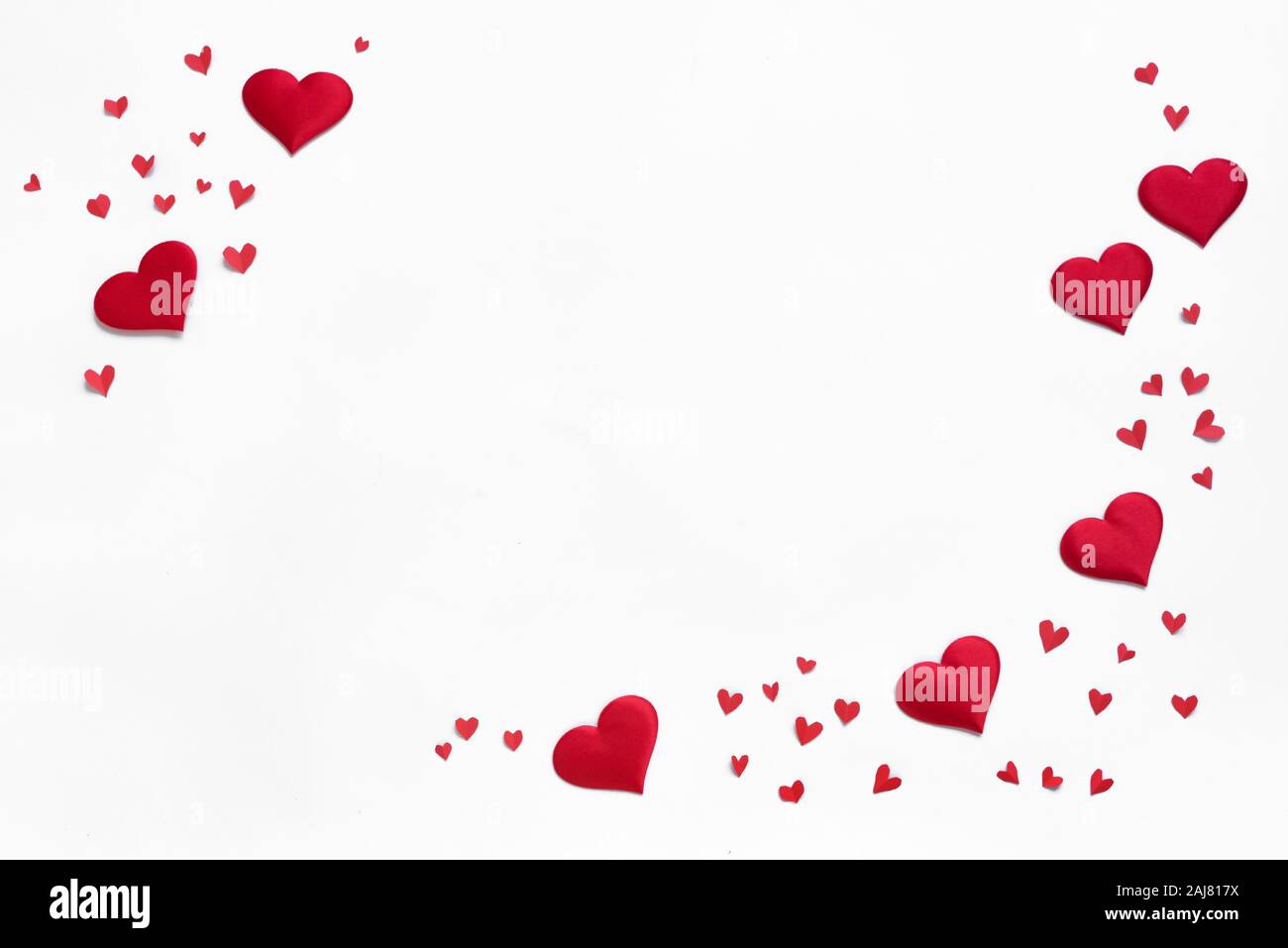 Valentinstag Hintergrund. Rotes Herz auf weißem Hintergrund, kopieren. Valentinstag, Liebe, Hochzeitsfeier. Flach, Ansicht von oben. Stockfoto