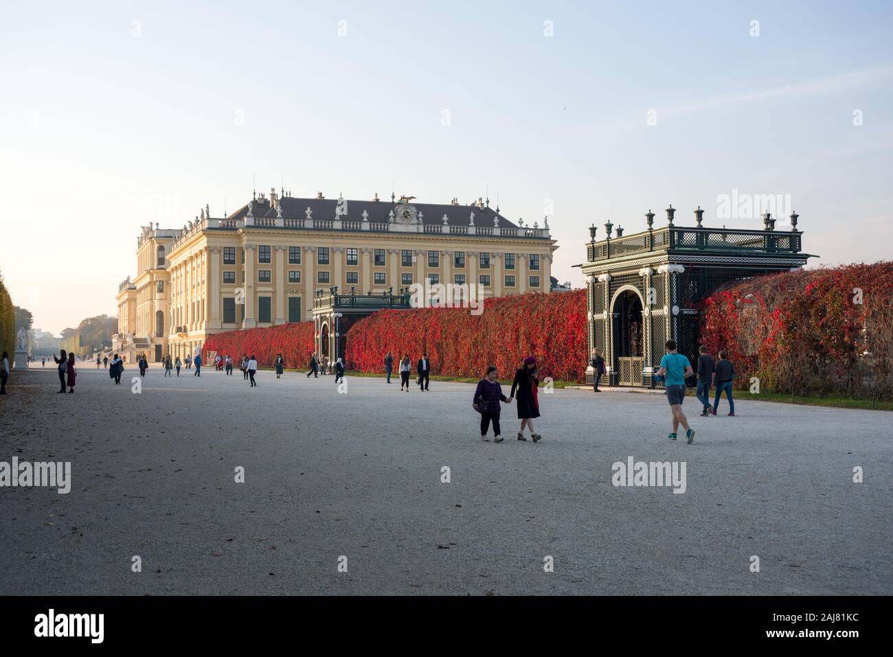Schloss Schönbrunn (Schönbrunn) mit Wanderern. Wien, Österreich Stockfoto