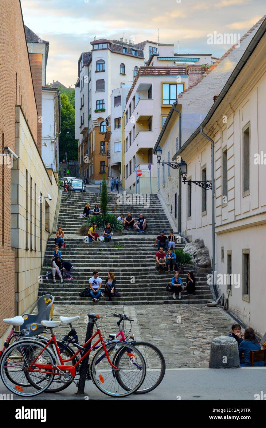Entspannte Leute, die auf einer Treppe in der Altstadt sitzen Stockfoto