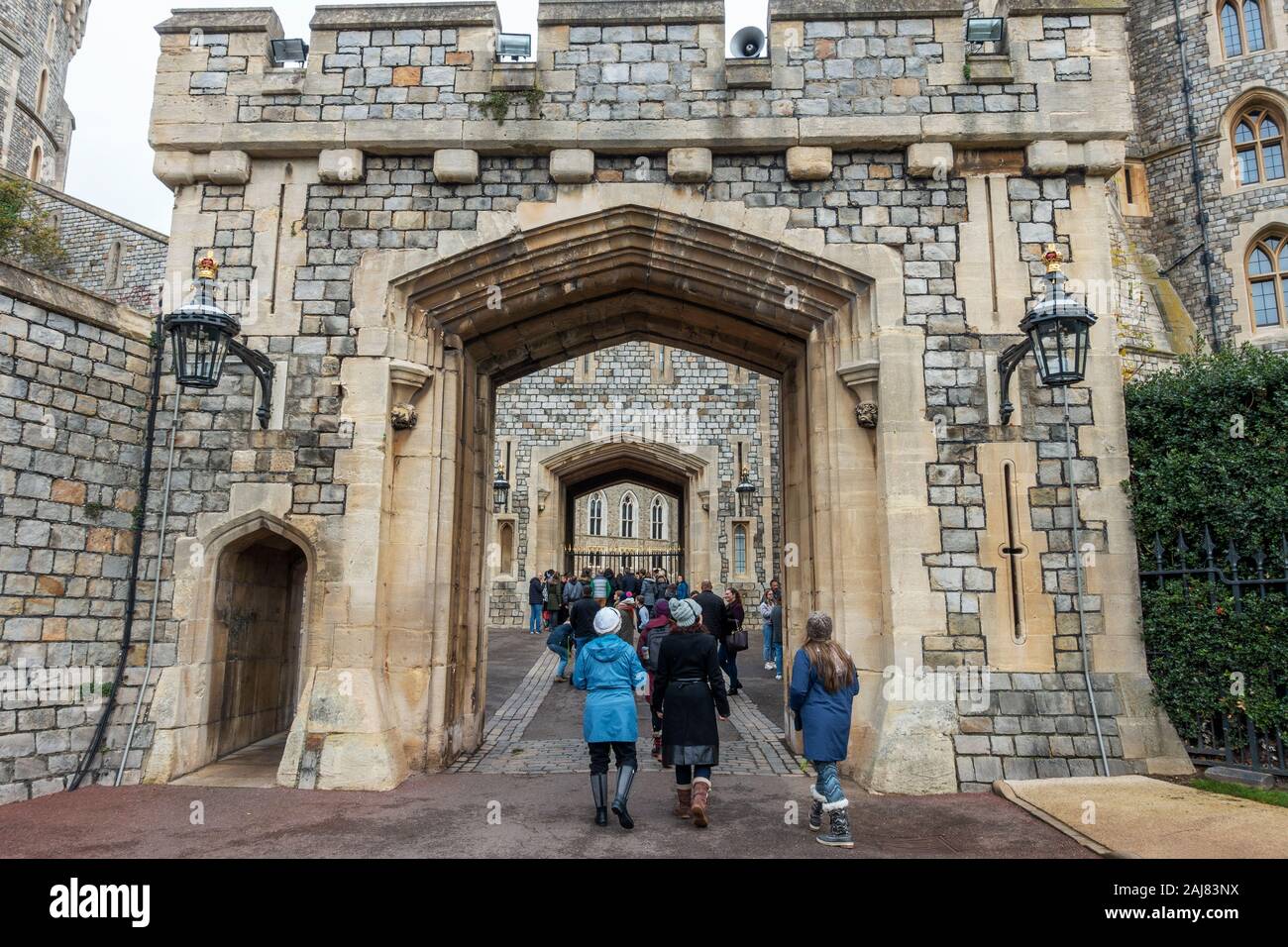 Touristen in die Edward III Tower Gate im Schloss Windsor in Windsor, Berkshire, England, Vereinigtes Königreich Stockfoto