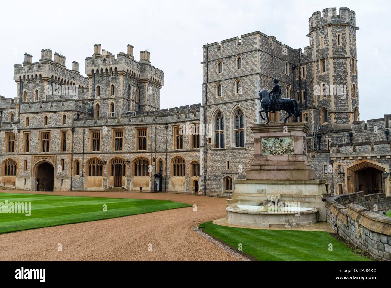Blick über Viereck, Südflügel, mit Reiterstandbild von König Charles II. im Vordergrund, von Schloss Windsor in Windsor, Berkshire, England, Großbritannien Stockfoto