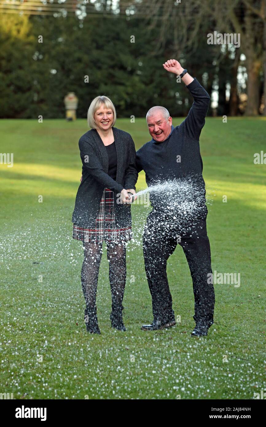 John und Allison McDonald, aus Stockton on Tees, ihre?feiern? 2 Millionen Lotto jackpot Gewinnen bei Crathorne Hall, North Yorkshire. Stockfoto