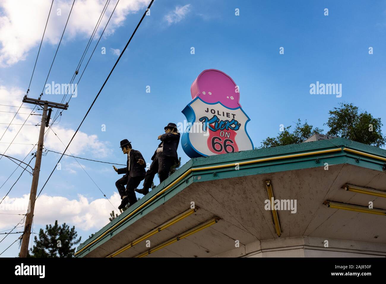 Joliet, Illinois, USA - Juli 5, 2014: Das Dach des Eis stand Rich & Creamy mit der Blues Brothers Figuren, in der Stadt Joliet, aling Die Stockfoto