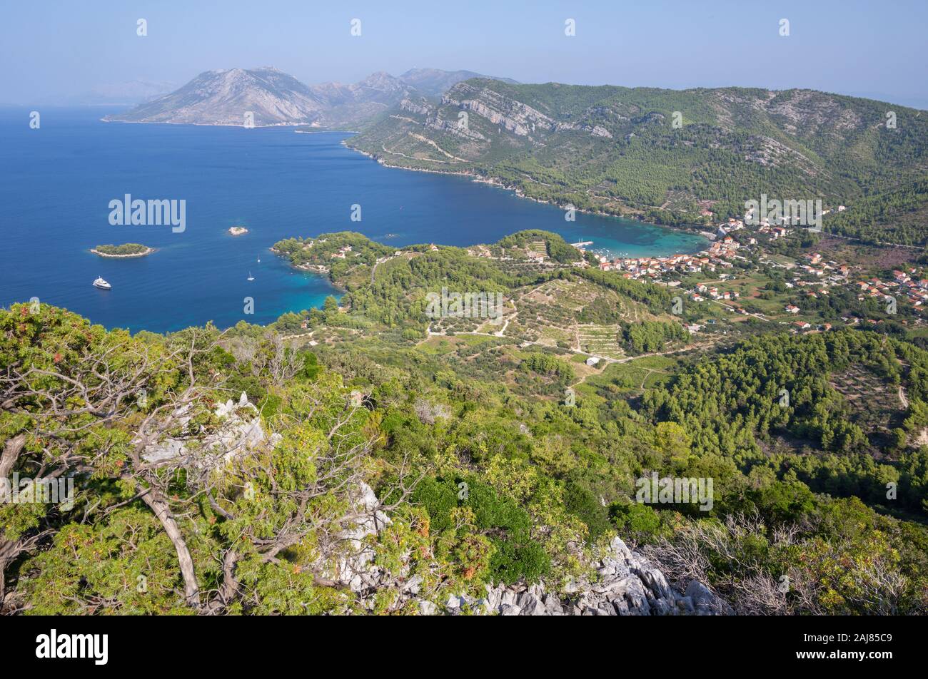 Kroatien - Die Landschaft und die Küste der Halbinsel Peliesac in der Nähe von Zuliana von Sveti Ivan Peak. Stockfoto