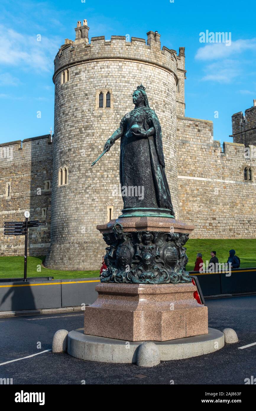 Statue von Queen Victoria auf Castle Hill, mit Salisbury Turm im Hintergrund im Schloss Windsor in Windsor, Berkshire, England, Vereinigtes Königreich Stockfoto
